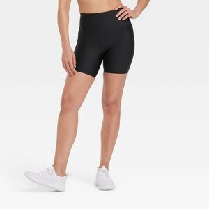 Women’s Effortless Support High Rise Pocketed Bike Short 6’.  Black. M